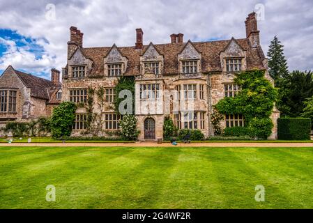 Attraente residenza di campagna. Anglesey Abbey, una casa di campagna in stile giacobino a Lode, vicino a Camdridge, Regno Unito, ora parte del British National Trust. Foto Stock