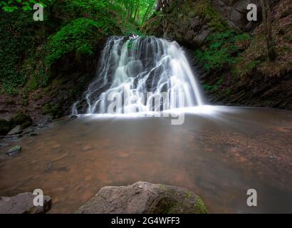 Fairy Glen Falls sulla penisola di Black Isle nelle Highlands scozzesi, Regno Unito Foto Stock