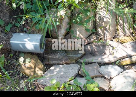 Scarico delle acque reflue dal tubo. Sistema di drenaggio nel giardino. Foto Stock