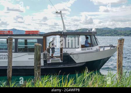 Pella - 07/12/2020: turista su una navetta che aspetta sul molo d'imbarco Foto Stock