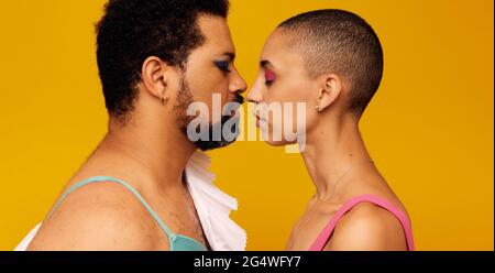 Vista del profilo di un trucco da indossare maschile e femminile con il viso vicino l'uno all'altro. Immagine concettuale della non conformità Foto Stock