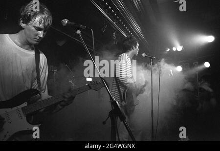 Steve Cradock e Simon Fowler di Ocean Color Scene si esibiscono a Esquires, Bedford, Regno Unito, il 2 dicembre 1990. Foto Stock