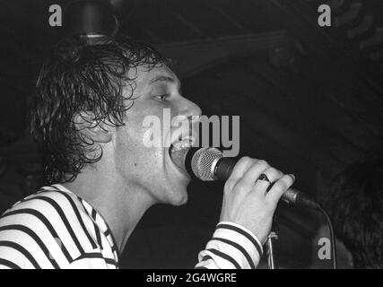 Simon Fowler di Ocean Color Scene si esibisce a Esquires, Bedford, Regno Unito, il 2 dicembre 1990. Foto Stock