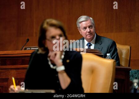 Washington, Stati Uniti. 23 Giugno 2021. Il senatore Lindsey Graham, un repubblicano della Carolina del Sud, di destra, parla durante un'audizione del Comitato per le Stanziamenti del Senato a Washington, DC, Stati Uniti, mercoledì 23 giugno, 2021. Le aziende e le organizzazioni che sono vittime di attacchi ransomware non dovrebbero pagare gli hacker per sbloccare i loro dati e dovrebbero contattare rapidamente le forze dell'ordine, ha detto Wray direttore dell'FBI questo mese. Foto di Stefani Reynolds/Pool/Sipa USA Credit: Sipa USA/Alamy Live News Foto Stock