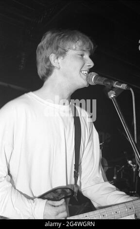 Steve Cradock di Ocean Color Scene si esibisce a Esquires, Bedford, Regno Unito, il 2 dicembre 1990. Foto Stock