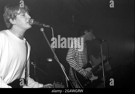 Steve Cradock e Simon Fowler di Ocean Color Scene si esibiscono a Esquires, Bedford, Regno Unito, il 2 dicembre 1990. Foto Stock