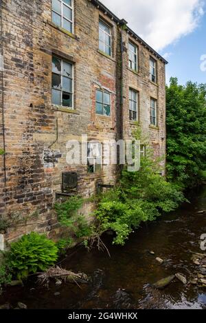 Hinchliffe Mill vicino a Homlfirth, West Yorkshire, Inghilterra. Un mulino in attesa di essere convertito in nuove proprietà. Foto Stock