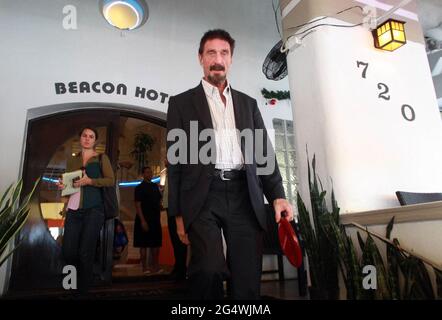 Miami, Stati Uniti. 13 Dicembre 2012. John McAfee esce dal Beacon Hotel di Miami Beach, Florida, il 13 dicembre 2012, dopo essere arrivato all'aeroporto internazionale di Miami dal Guatemala mercoledì 12 dicembre 2012. John McAfee, il guru controverso del software antivirus per computer, ha negato Giovedi a Miami Beach che è stato intervistato da Internal Revenue Service e agenti FBI dopo essere arrivato la notte precedente dopo la deportazione dal Guatemala. (Foto di C.M. Guerrero/Miami Herald/MCT/Sipa USA) Credit: Sipa USA/Alamy Live News Foto Stock