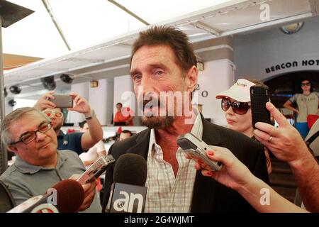 Miami, Stati Uniti. 13 Dicembre 2012. John McAfee parla con i media di Miami al di fuori del Beacon Hotel di Miami, Florida, il 13 dicembre 2012. John McAfee, il guru controverso del software antivirus per computer, ha negato Giovedi a Miami Beach che è stato intervistato da Internal Revenue Service e agenti FBI dopo essere arrivato la notte precedente dopo la deportazione dal Guatemala. (Foto di C.M. Guerrero/Miami Herald/MCT/Sipa USA) Credit: Sipa USA/Alamy Live News Foto Stock