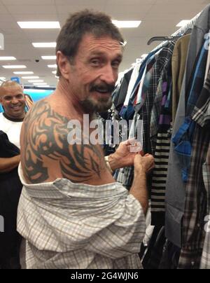 Miami, Stati Uniti. 13 Dicembre 2012. John McAfee mostra il suo tatoo durante lo shopping a South Beach, Miami, giovedì 13 dicembre 2012. John McAfee, il guru controverso del software antivirus per computer, ha negato Giovedi a Miami Beach che è stato intervistato da Internal Revenue Service e agenti FBI dopo essere arrivato la notte precedente dopo la deportazione dal Guatemala. (Foto di Anna Edgerton/Miami Herald/MCT/Sipa USA) Credit: Sipa USA/Alamy Live News Foto Stock