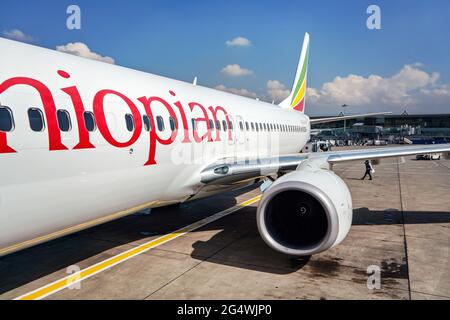 Addis Abeba, Etiopia - 23 aprile 2019: Compagnie aeree etiopi Boeing 737 in attesa a terra il giorno di sole, Bole International Airport building a backgrou Foto Stock