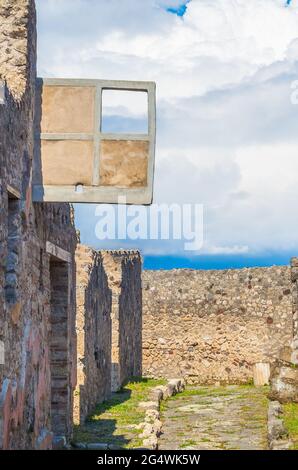 La finestra delle antiche rovine romane nel sito archeologico di Pompei Foto Stock