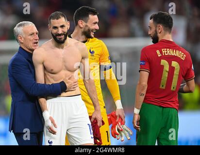 Budapest, Ungheria. 23 Giugno 2021. Calcio: Campionato europeo, Portogallo - Francia, turno preliminare, Gruppo F, Giornata 3 alla Puskas Arena. L'allenatore francese Didier Deschamps (l-r), il giocatore Karim Benzema, il portiere Hugo Lloris e il portoghese Bruno Fernandes sono di umore rilassato dopo la partita. Credit: Robert Michael/dpa-Zentralbild/dpa/Alamy Live News Foto Stock