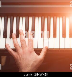 Uomo che suona piano, vista dall'alto Foto Stock