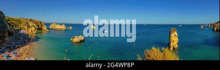 De Lagos a Ponta da Piedade Algarve, las rocas talladas por el viento las calas, cuevas y túneles lo convierten un lugar increíblemente hermoso Foto Stock