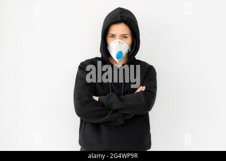 Ritratto di donna che indossa maschera medica Foto Stock