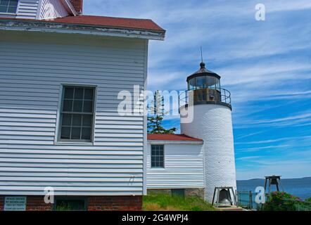 Faro Bass Harbor Head situato nel Parco Nazionale di Acadia, in un pomeriggio soleggiato in tarda primavera -01 Foto Stock