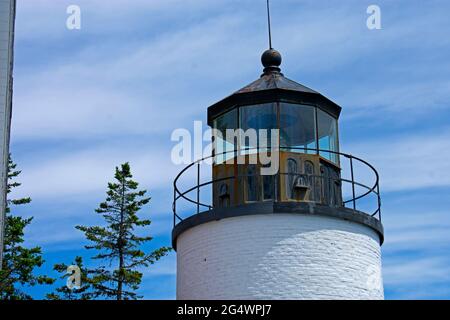 Faro Bass Harbor Head situato nel Parco Nazionale di Acadia, in un pomeriggio soleggiato in tarda primavera -02 Foto Stock