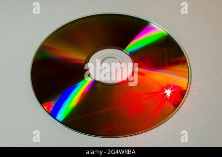Una fotografia in primo piano di un Compact Disc con un laser rosso sulla superficie del disco Foto Stock