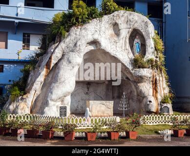Grotta della Vergine Maria nella Chiesa Madre delle Addolorate, Udupi, Karnataka, India Foto Stock