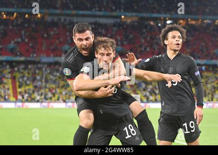 Giubilazione Leon GORETZKA (GER) dopo il suo obiettivo a 2: 2, da sinistra a destra Kevin VOLLAND (GER), Leon GORETZKA (GER), Leroy SANE (GER), fase di gruppo, turno preliminare gruppo F, partita M36, Germania (GER) - Ungheria (HUN), il 23 giugno 2021 a Muenchen/Arena di calcio (Allianz). Calcio EM 2020 dal 06/11/2021 al 07/11/2021. vÇ¬ Foto Stock