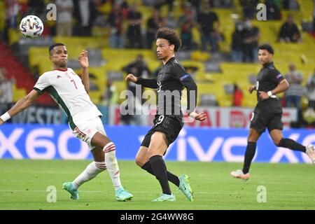 Leroy SANE r. (GER) nel duello contro Loic NEGO (HUN), duelli, azione, fase di gruppo, preliminare gruppo F, partita M36, Germania (GER) - Ungheria (HUN), il 23 giugno 2021 a Muenchen/Germania, Soccer Arena (Alliianz Arena) . Calcio EM 2020 dal 06/11/2021 al 07/11/2021. vÇ¬ Foto Stock