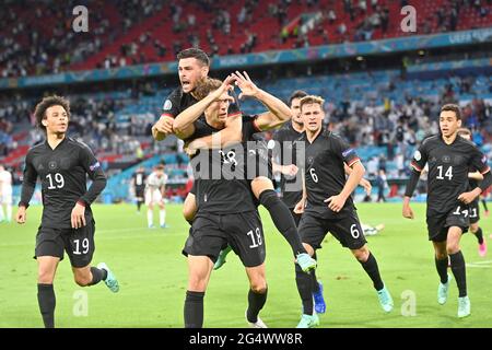 Giubilazione Leon GORETZKA (GER) dopo il suo obiettivo a 2: 2, da sinistra a destra Leroy SANE (GER), Kevin VOLLAND (GER), Leon GORETZKA (GER), Joshua KIMMICH (GER), Jamal MUSIALA (GER), Gesture, gesture, forma una fase di gruppo cuore, preliminare gruppo F, partita M36, Germania (GER) - Ungheria (HUN), il 23 giugno 2021 a Muenchen/Germania, Fussball Arena (Alliianz Arena). Calcio EM 2020 dal 06/11/2021 al 07/11/2021. vÇ¬ Foto Stock