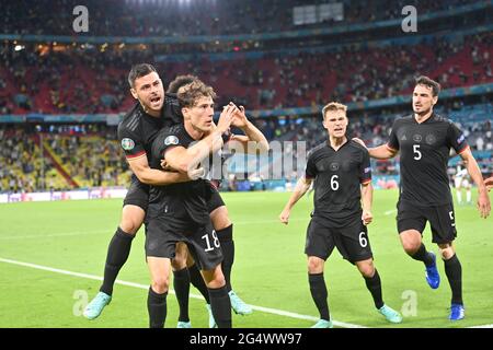 Giubilazione Leon GORETZKA (GER) dopo il suo obiettivo a 2: 2, da sinistra a destra Kevin VOLLAND (GER), Leon GORETZKA (GER), Joshua KIMMICH (GER), Mats HUMMELS (GER) fase di gruppo, turno preliminare F, partita M36, Germania (GER) - Ungheria (HUN, calcio Arena), 23 giugno 2021, in Germania. Calcio EM 2020 dal 06/11/2021 al 07/11/2021. vÇ¬ Foto Stock