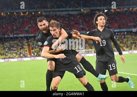 Giubilazione Leon GORETZKA (GER) dopo il suo obiettivo a 2: 2, da sinistra a destra Kevin VOLLAND (GER), Leon GORETZKA (GER), Leroy SANE (GER), fase di gruppo, turno preliminare gruppo F, partita M36, Germania (GER) - Ungheria (HUN), il 23 giugno 2021 a Muenchen/Arena di calcio (Allianz). Calcio EM 2020 dal 06/11/2021 al 07/11/2021. vÇ¬ Foto Stock