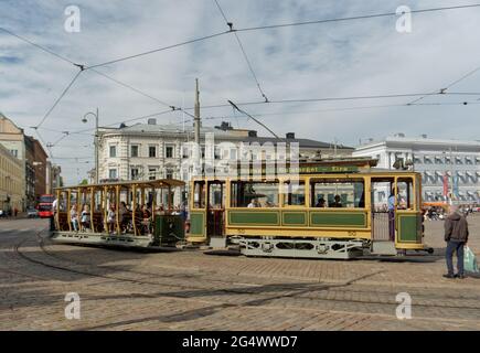 Tram retrò su Kauppatori, la piazza del mercato di Helsinki, Finlandia Foto Stock