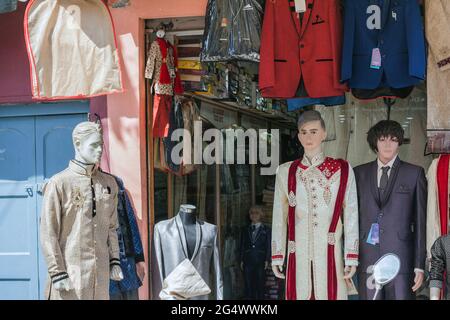 Manichini al di fuori del negozio di abbigliamento di Gentleman che indossa tradizionali sherwani e abiti da sposa, Mysore, Karnataka, India Foto Stock