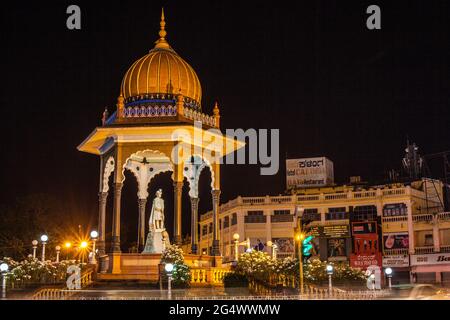 Statua di Sri Chamarajendra Wodeyar, un ex maharaja dello scultore britannico Robert Colton nel 1918 (rielaborata da GK Mahatre) Mysore, Karnataka, India Foto Stock