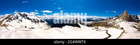 Una vista a 180 gradi dal Passo Giau. Dolomiti alpi. Italia Foto Stock