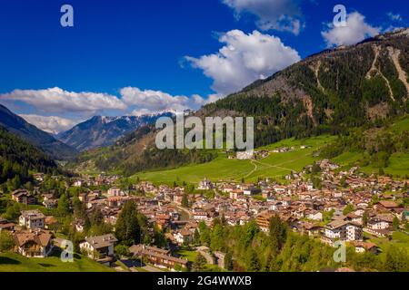 Vista sui monti Moena e Rosengarten Trentino Italia Foto Stock