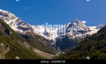 Una vista panoramica sulla catena montuosa delle Alpi Ortler, la parete di ghiaccio di Trafoi, l'Alto Adige, l'Italia, l'Europa Foto Stock