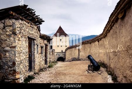 Bellissimo cortile della cittadella di Rasnov con cannone Foto Stock