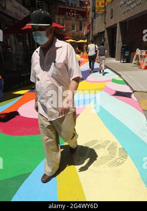 New York, New York, Stati Uniti. 23 Giugno 2021. Una vista del murale di strada 'The Rice Terraces' del Street artist cileno Dasic Fernandez, visto su Doyers Street a Chinatown come parte del Dipartimento dei Trasporti 'Asphalt Art Activations'. Doyers Street, conosciuta anche come 'The Bloody Angle' o 'Murder Alley' a causa della storia della violenza delle bande di Tong dai primi anni '900 agli anni '30 ed è considerata l'incrocio stradale più letale degli Stati Uniti. Credit: Nancy Kaszerman/ZUMA Wire/Alamy Live News Foto Stock