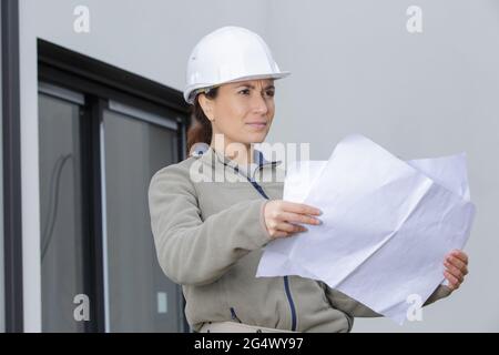 ingegnere donna elettrica controllo e manutenzione di celle solari Foto Stock