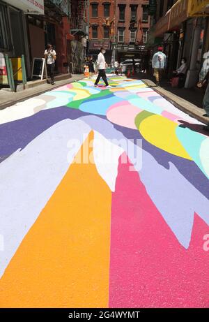 New York, New York, Stati Uniti. 23 Giugno 2021. Una vista del murale di strada 'The Rice Terraces' del Street artist cileno Dasic Fernandez, visto su Doyers Street a Chinatown come parte del Dipartimento dei Trasporti 'Asphalt Art Activations'. Doyers Street, conosciuta anche come 'The Bloody Angle' o 'Murder Alley' a causa della storia della violenza delle bande di Tong dai primi anni '900 agli anni '30 ed è considerata l'incrocio stradale più letale degli Stati Uniti. Credit: Nancy Kaszerman/ZUMA Wire/Alamy Live News Foto Stock