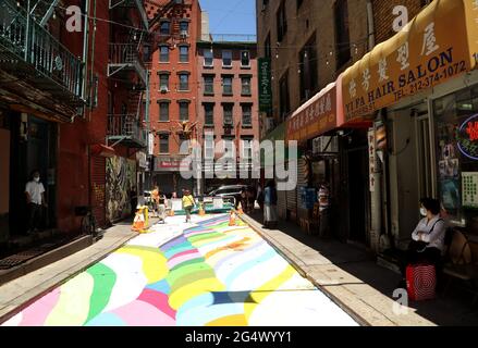 New York, New York, Stati Uniti. 23 Giugno 2021. Una vista del murale di strada 'The Rice Terraces' del Street artist cileno Dasic Fernandez, visto su Doyers Street a Chinatown come parte del Dipartimento dei Trasporti 'Asphalt Art Activations'. Doyers Street, conosciuta anche come 'The Bloody Angle' o 'Murder Alley' a causa della storia della violenza delle bande di Tong dai primi anni '900 agli anni '30 ed è considerata l'incrocio stradale più letale degli Stati Uniti. Credit: Nancy Kaszerman/ZUMA Wire/Alamy Live News Foto Stock