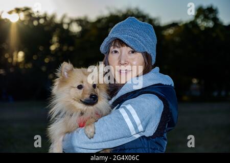 Una donna giapponese e il suo cane Foto Stock