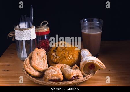 mangia il pane dolce con una tazza di cioccolato Foto Stock