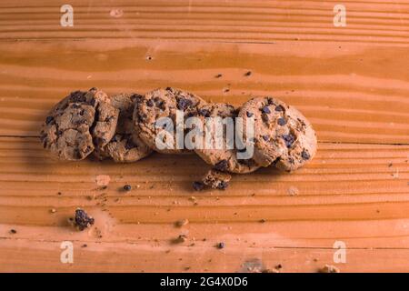 mangiare biscotti al cioccolato mentre si ha un bicchiere di latte Foto Stock