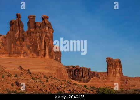 Tre formazioni rocciose di Gossips e Sheep Rock nel Parco Nazionale di Arches, Utah Foto Stock