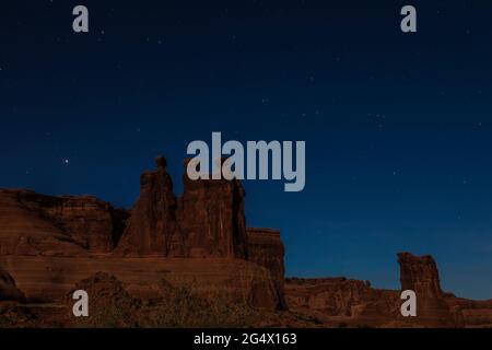 Formazione di tre Gossip e Sheep Rock sotto le stelle nel Parco Nazionale di Arches, Utah Foto Stock