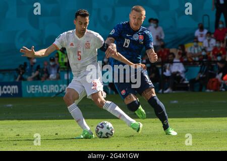 Siviglia, Spagna. 23 Giugno 2021. Sergio Busquets (L) in Spagna vies con Juraj Kucka in Slovacchia durante la partita del Gruppo e tra Slovacchia e Spagna all'UEFA Euro 2020 a Siviglia, Spagna, 23 giugno 2021. Credit: Meng Dingbo/Xinhua/Alamy Live News Foto Stock