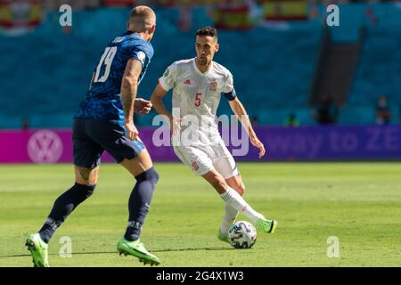 Siviglia, Spagna. 23 Giugno 2021. Sergio Busquets (R) vies con Juraj Kucka della Slovacchia durante la partita del Gruppo e tra Slovacchia e Spagna all'UEFA Euro 2020 a Siviglia, Spagna, 23 giugno 2021. Credit: Meng Dingbo/Xinhua/Alamy Live News Foto Stock