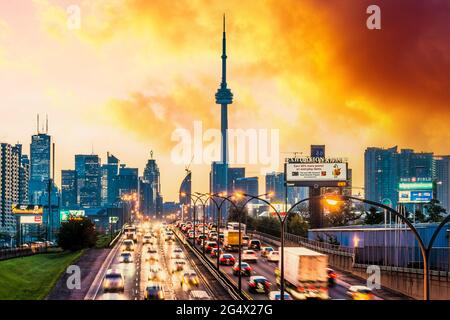 Skyline di Toronto al crepuscolo, Canada Foto Stock