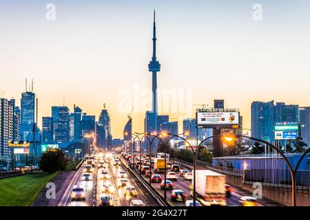 Skyline di Toronto al crepuscolo, Canada Foto Stock