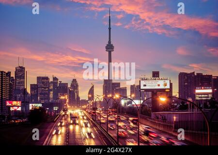 Skyline di Toronto al crepuscolo, Canada Foto Stock